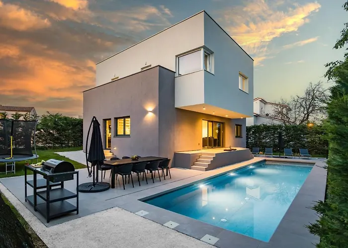 Villa Aida - 4 Bedroom Luxury Villa With Large Private Pool 4K Projector And Jacuzzi
