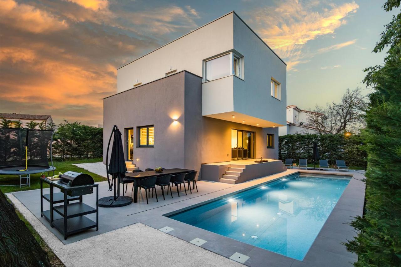 Villa Aida - 4 Bedroom Luxury With Large Private Pool 4k Projector And Jacuzzi
