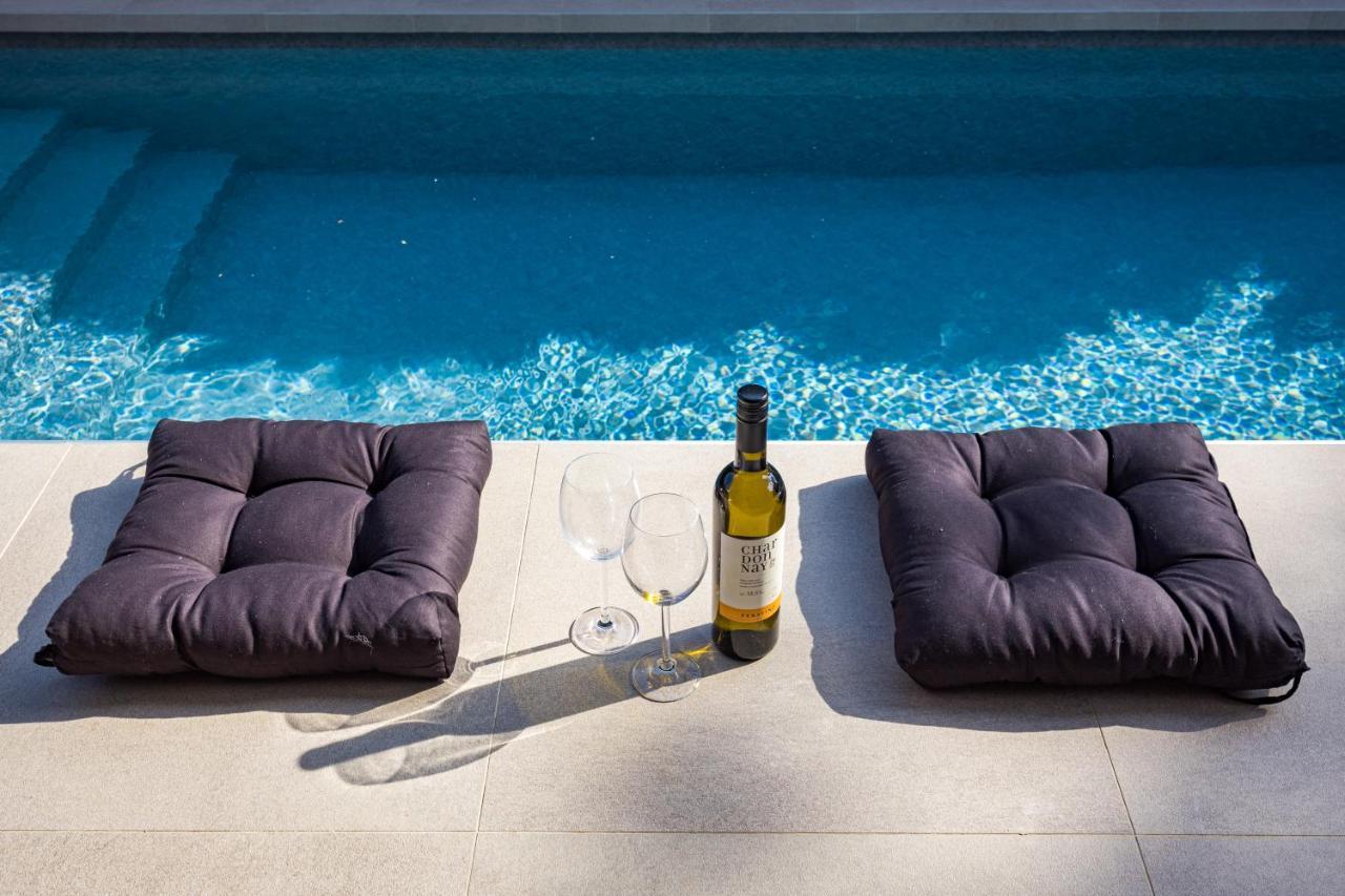 Villa Aida - 4 Bedroom Luxury With Large Private Pool 4k Projector And Jacuzzi