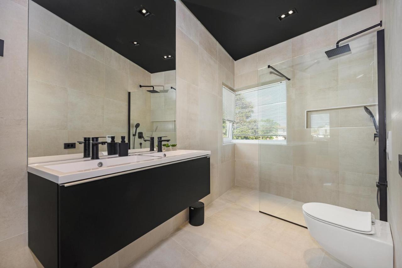 Aida - 4 Bedroom Luxury With Large Private Pool 4k Projector And Jacuzzi Villa Pula