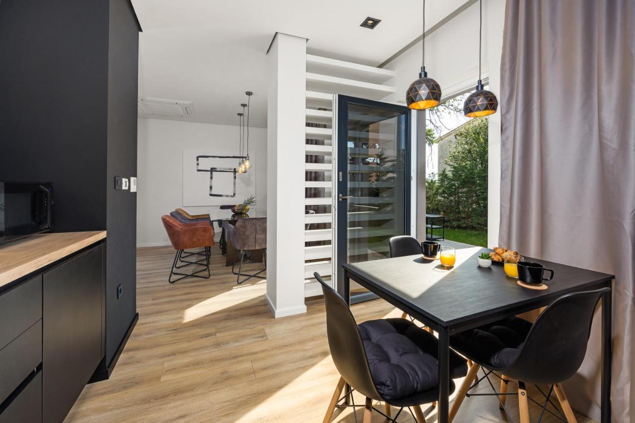 Aida - 4 Bedroom Luxury With Large Private Pool 4k Projector And Jacuzzi *
