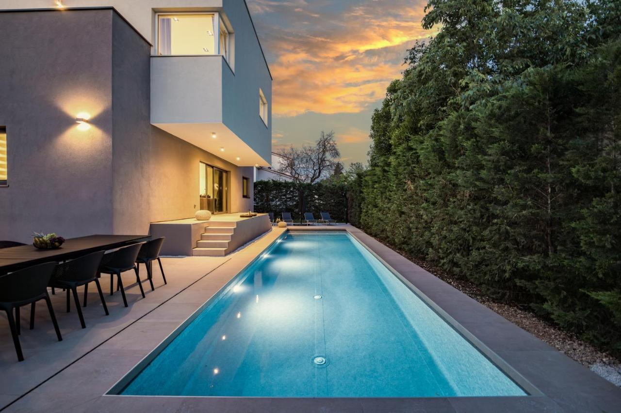 Aida - 4 Bedroom Luxury With Large Private Pool 4k Projector And Jacuzzi *