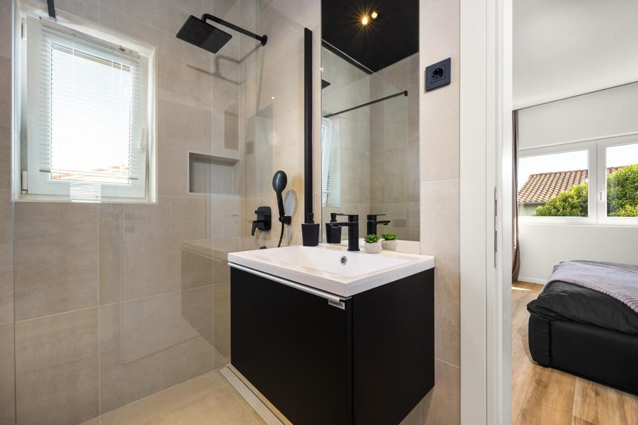 Aida - 4 Bedroom Luxury With Large Private Pool 4k Projector And Jacuzzi