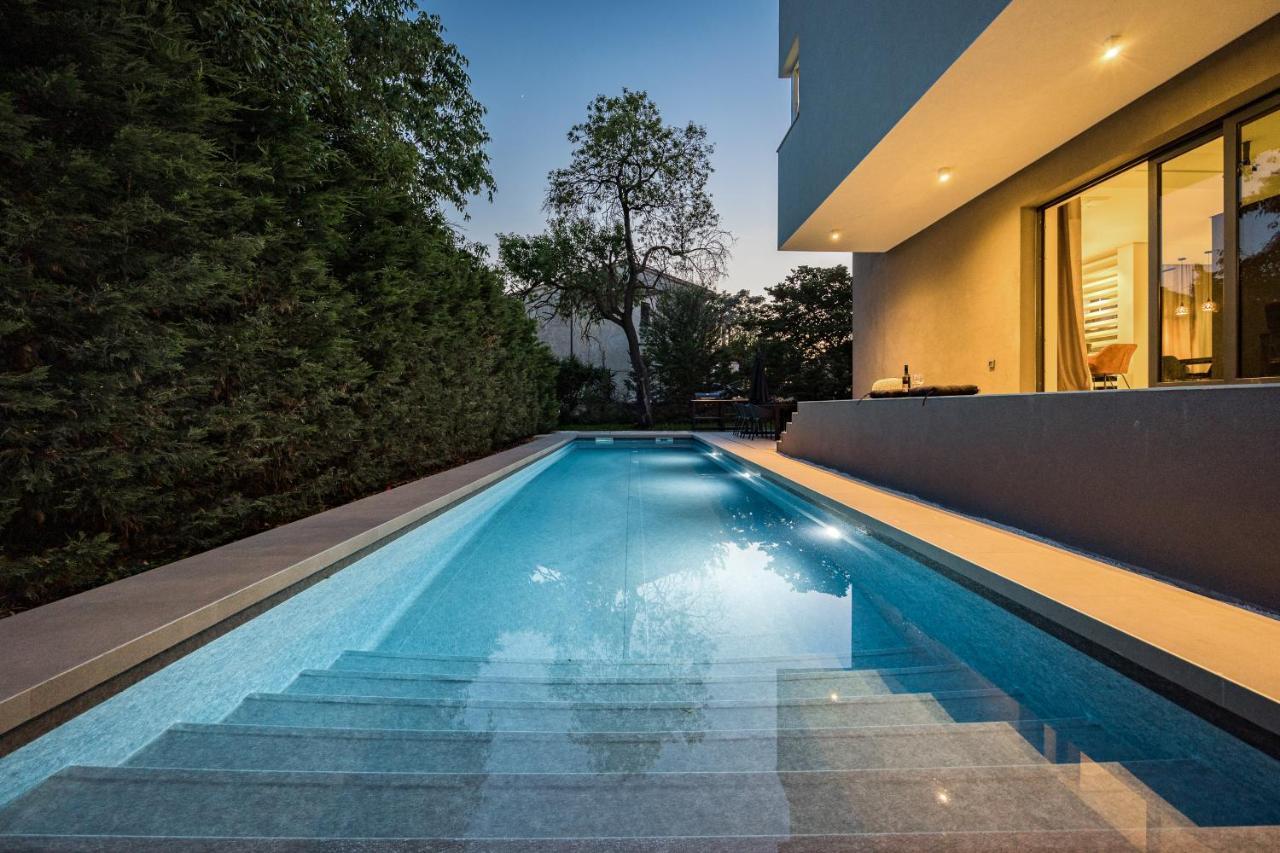 Aida - 4 Bedroom Luxury With Large Private Pool 4k Projector And Jacuzzi Vilă
