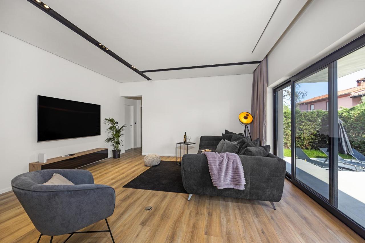 Aida - 4 Bedroom Luxury With Large Private Pool 4k Projector And Jacuzzi Vilă