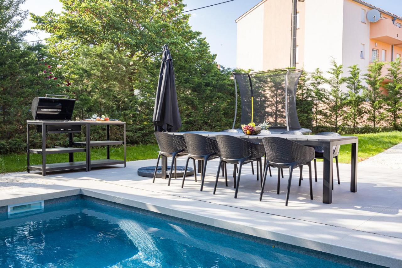 Aida - 4 Bedroom Luxury With Large Private Pool 4k Projector And Jacuzzi * Pula