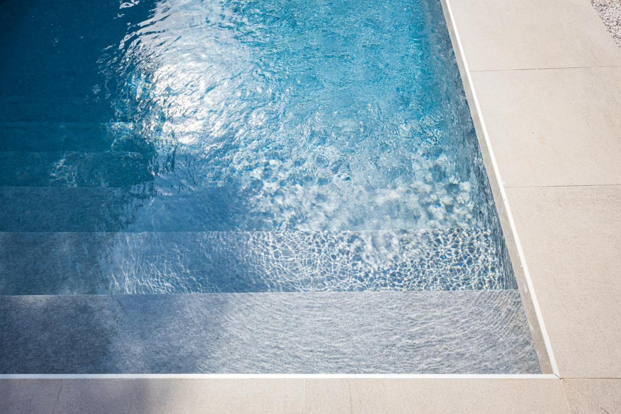 Aida - 4 Bedroom Luxury With Large Private Pool 4k Projector And Jacuzzi Vilă